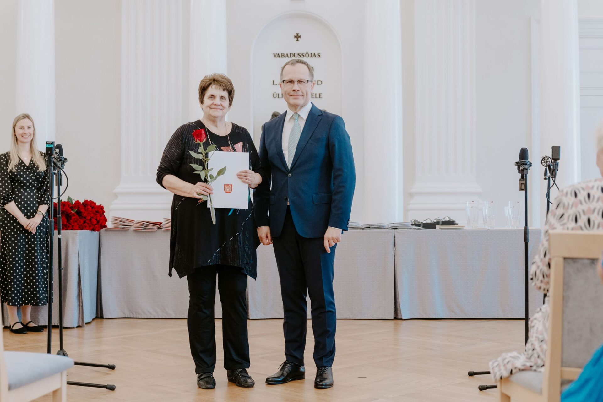Ingrid Ott Tartu linna elutöö auhinnaga Tartu Ülikooli aulas